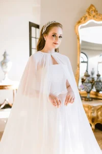 entrada da noiva com vestido de noiva com capa em cerimônia clássica