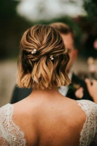 Penteado curto com presilha de pérolas
