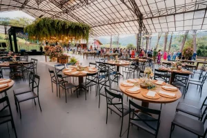 Cerimônia de casamento ao ar livre com gramado e lagoa na Fazenda Arraial Velho