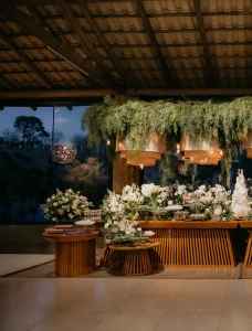 Salão de festas com áreas cobertas e descobertas