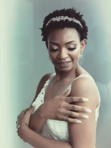 Noiva com cabelo crespo curto em casamento ao ar livre
