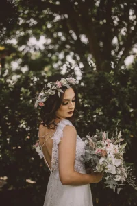 Coa de flores no cabelo para casamento ao ar livre