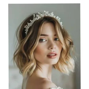 Penteado de noiva para cabelo curto moderno com tiara delicada