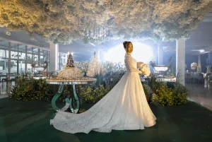 Mesa orgânica para casamento com flores naturais e elementos autorais