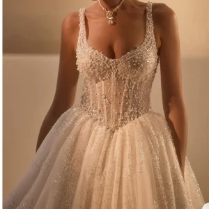Traje transparente em tule para casamento sofisticado