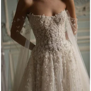 Roupa com bordado e flores aplicadas manualmente
